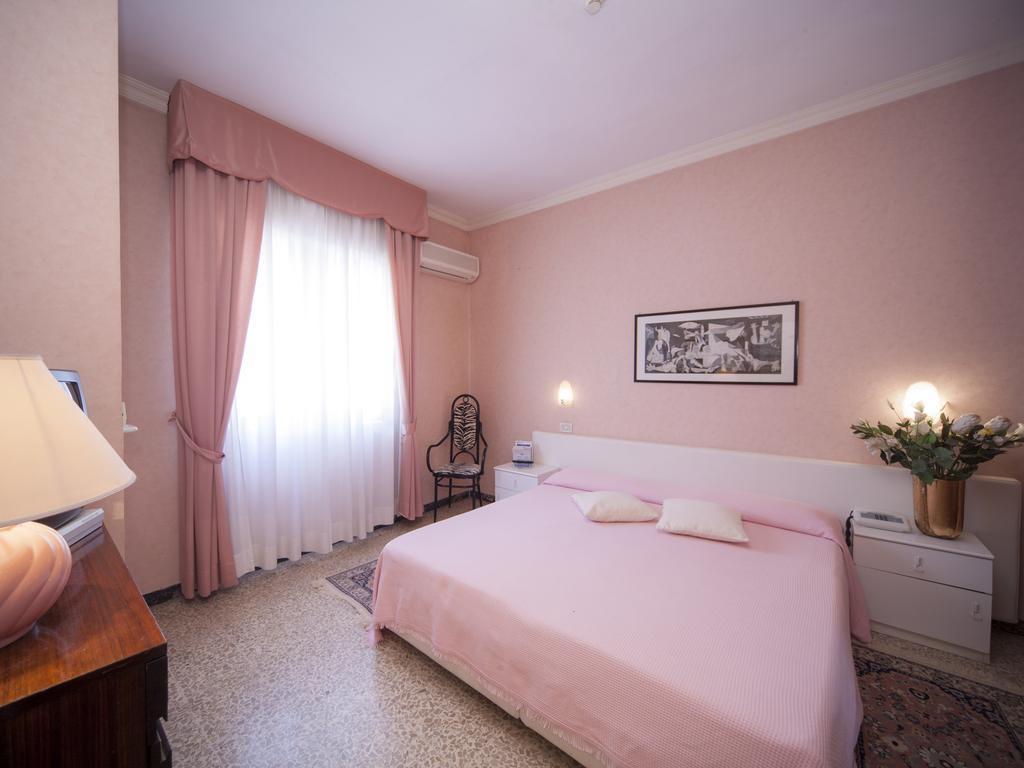 Hotel Aquila D'Oro Riccione Szoba fotó